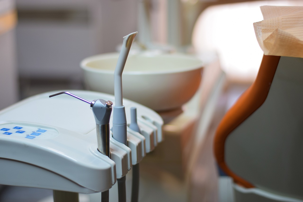 Czym zajmuje się dentysta w swojej pracy?