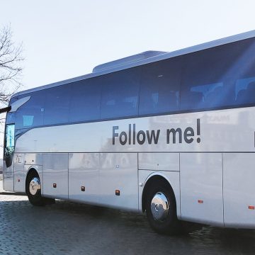 Jak wybrać idealny bus do wynajęcia na firmowe wyjazdy?