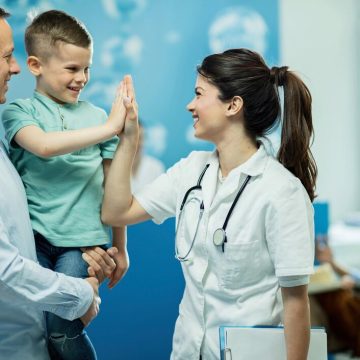 Jak wybrać odpowiedniego lekarza rodzinnego dla swojej rodziny: kluczowe czynniki do rozważenia