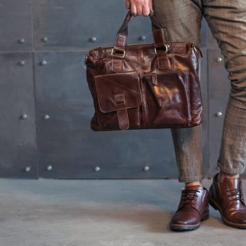 Jak wybrać idealną męską torbę listonoszkę dopasowaną do twojego stylu?